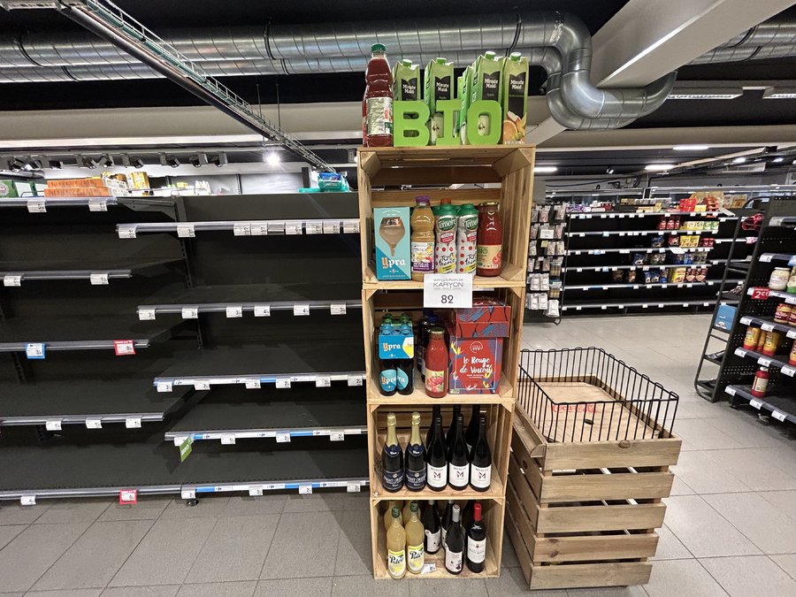 Foto Rekje rekje met diverse bio wijnen, frisdranken, ... • Karyon